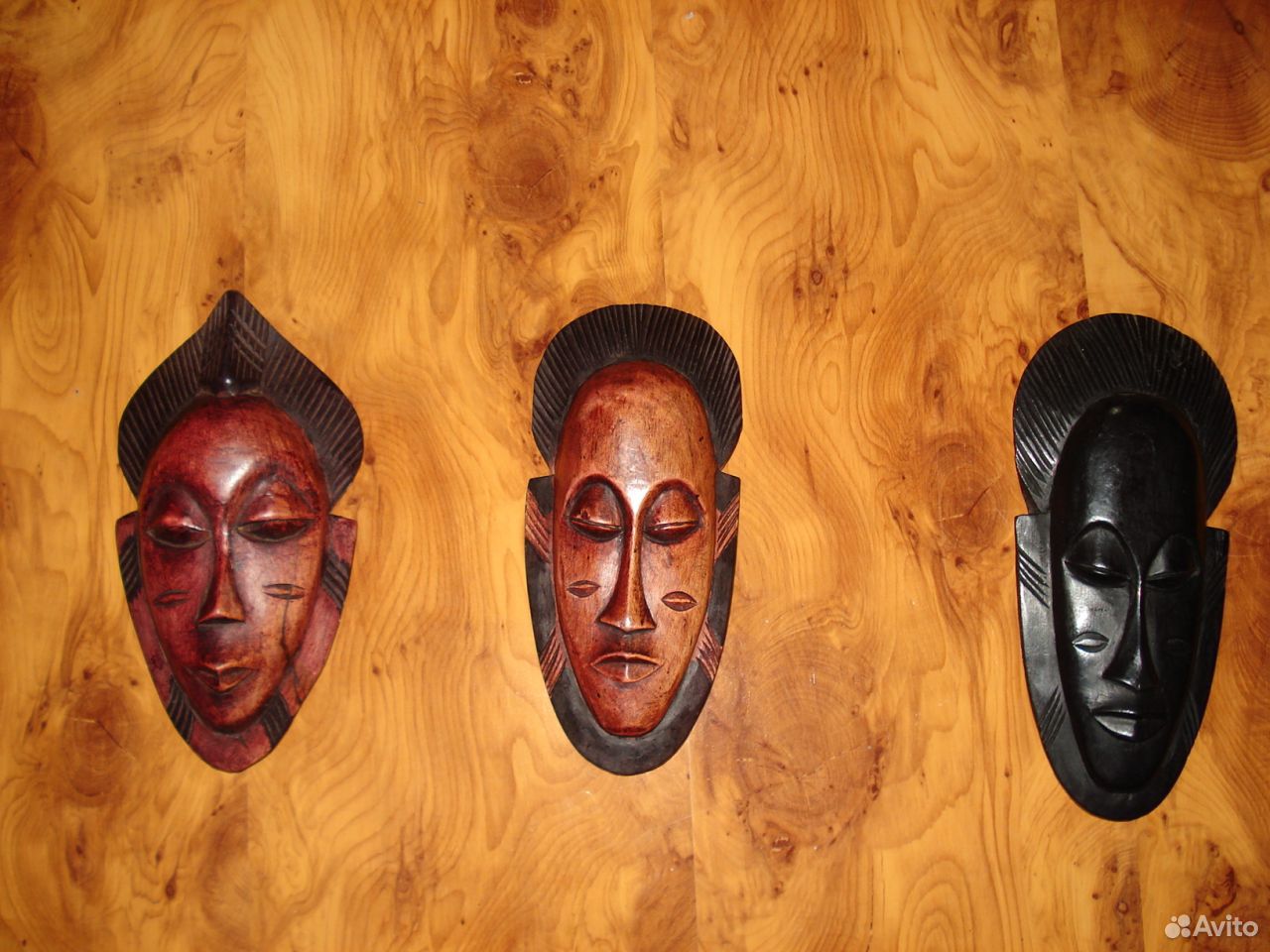 Африканские маски в интерьере прихожей
