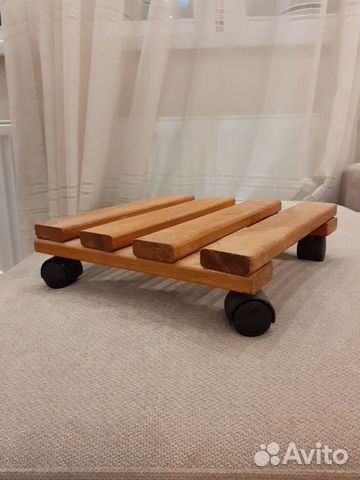 Подставка деревянная на колесиках