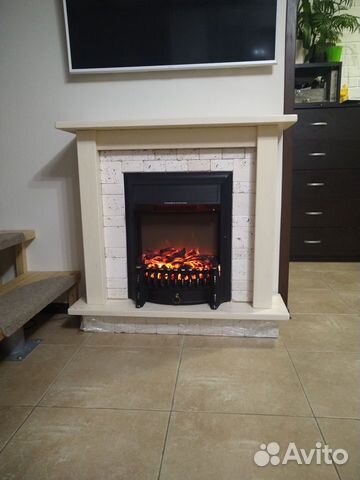 Камин в портале из натурального дерева, белый