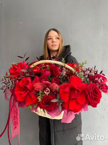 Яркая композиция в корзине