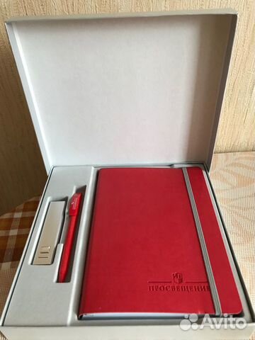 Подарочный набор канцтовары красного цвета