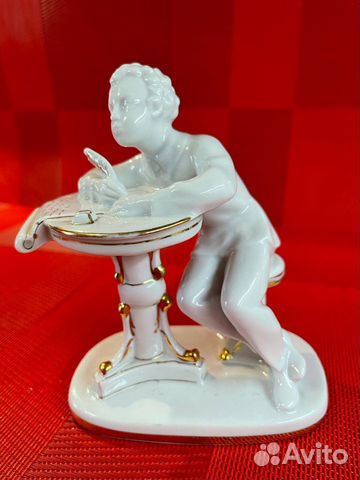 Статуэтка фарфоровая 