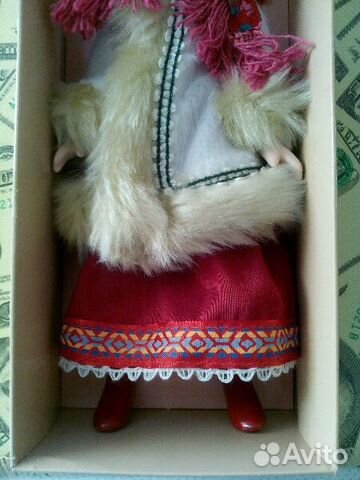 Кукла в зимнем костюме Московской губернии. Фарфор