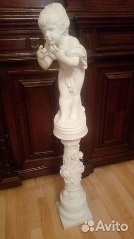 Старинная мраморная колонна со статуэткой.Франция Старинная мраморная колонна со статуэткой.Франция