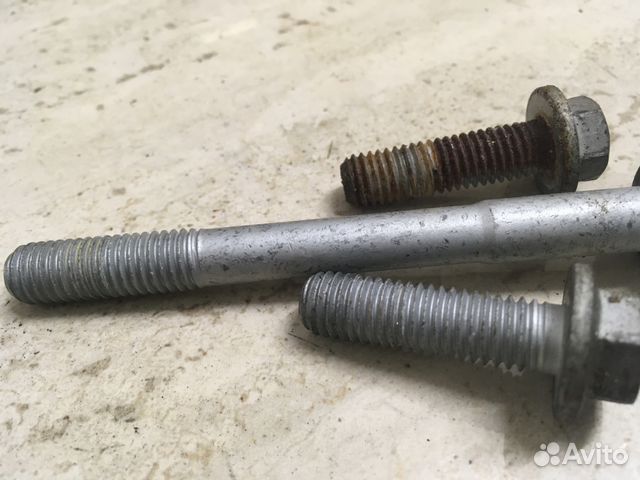 болт фокус. 1456980 болт развальный. болт фокус. винт саморез на форд фокус-3. болт коленвала фокус 1.