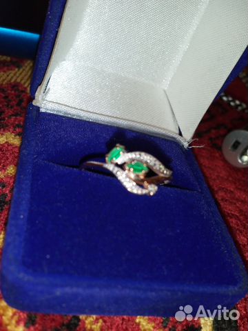 Золотое кольцо с бриллиантами и изумрудами Золотое кольцо с бриллиантами и изумрудами