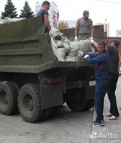 Вывоз мусора. Камаз. Грузчики погрузка, спуск с эт Вывоз мусора. Камаз. Грузчики погрузка, спуск с эт