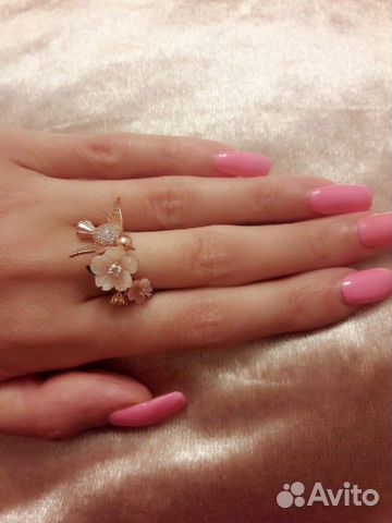 Ювелирное кольцо с перламутром и цирконами