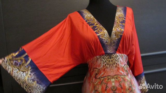 Яркое платье в стиле Versace