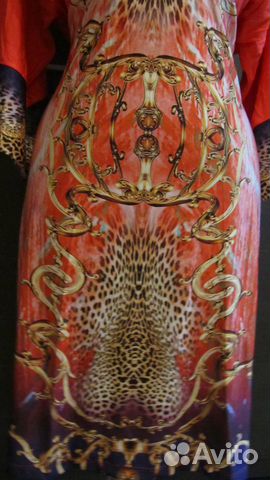Яркое платье в стиле Versace