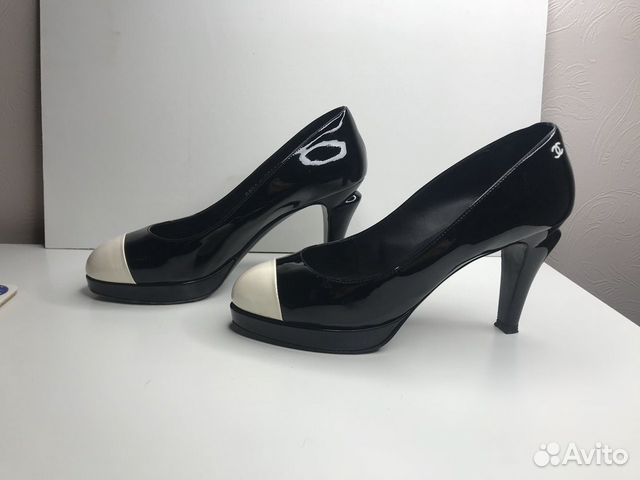 Черные лакированные туфли Chanel с белым носиком