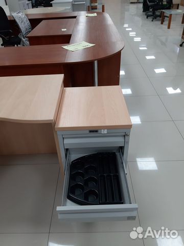 Угловой стол с подкатной металлической тумбой Угловой стол с подкатной металлической тумбой