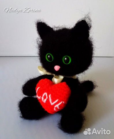 Вязаный котенок с сердечком Love Вязаный котенок с сердечком Love