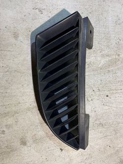 Решетка радиатора передняя левая Mitsubishi Colt