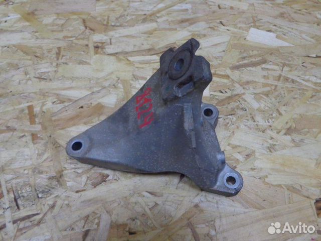 Кронштейн двигателя правый Audi A6 C6 BVJ