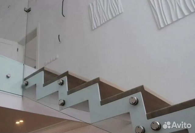 Стеклянное ограждение лестницы балкона