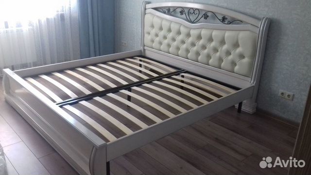 Кровать из дерева с каретной стяжкой