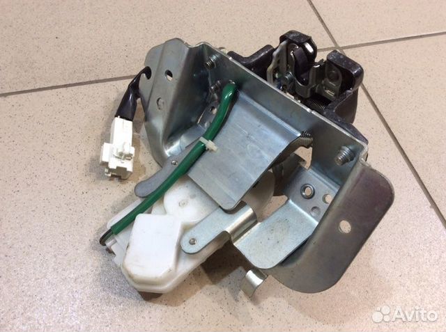 Замок багажника Toyota Highlander II 2007-2013