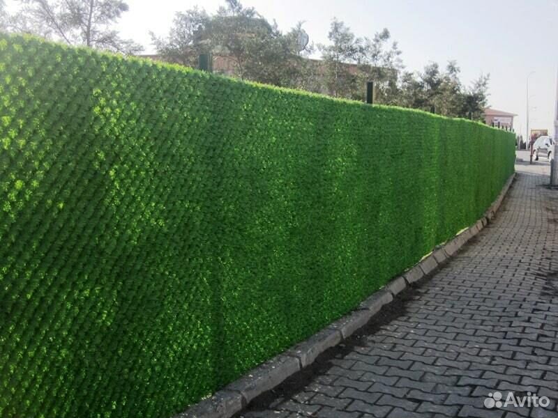 Забор из искусственной травы своими руками