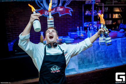 Бармен шоу,Пирамида из бокалов