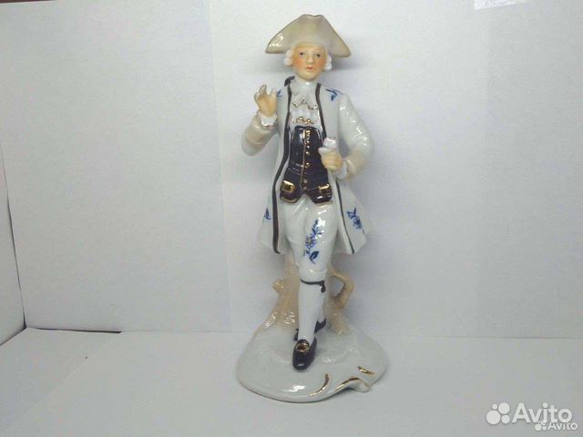 Фарфоровая фигурка щёголь производство Германия