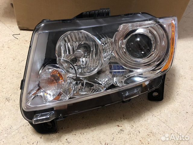 Jeep Grand Cherokee (WK2) Фара левая