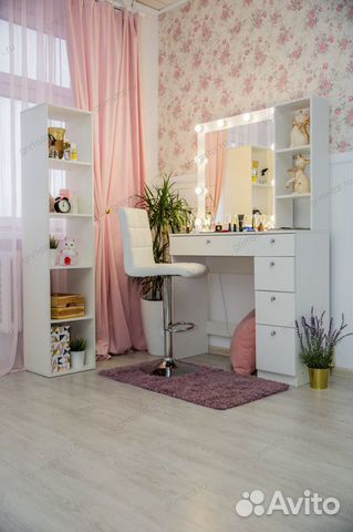 Гримерный туалетный столик с зеркалом и подсветкой