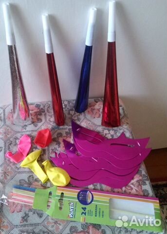 Маски, дудочки, папка для поздравлений