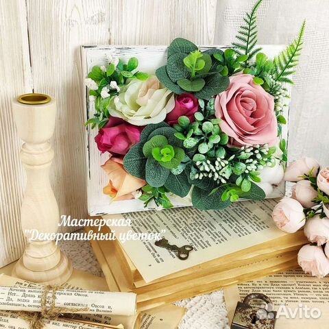 Рамка с декоративными цветами