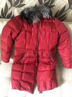 Красный пуховик с капюшоном