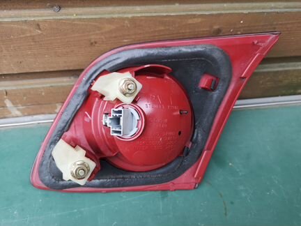 Mazda 3 фонарь в крышку багажника левый