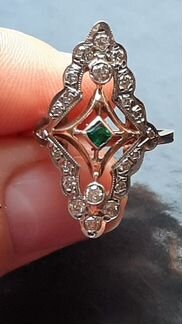 Золотое кольцо с бриллиантами и изумрудом