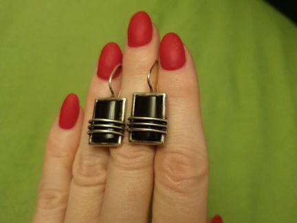 Серьги с черной вставкой