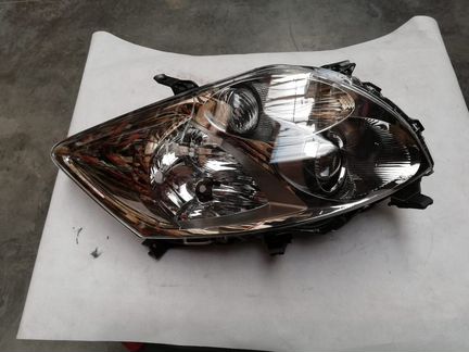 Фара правая Toyota Auris 8113002520