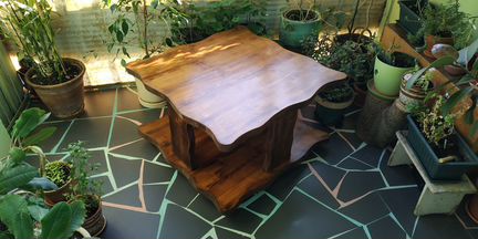 Журнальный столик из дерева на колёсах