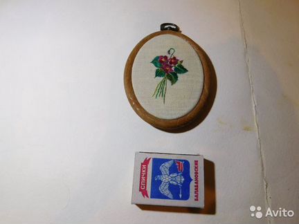 Картина вышитая на ткани, бабочка и цветок, цветы