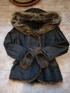 Куртка-парка с мехом енота женская