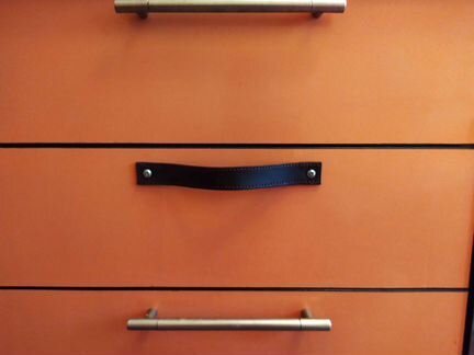 Мебельная ручка из натуральной кожи