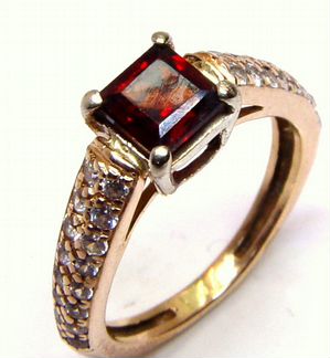 Золотое кольцо с гранатом и фианитами 585 пробы