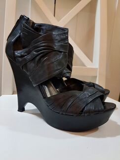 Коктейльные босоножки на танкетке Pelle Moda