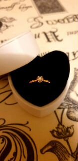 Кольцо золотое с бриллиантом sunlight новое