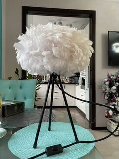 Лампа дизайнерская настольная с абажуром из перьев