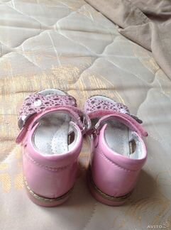 Красивые босоножки(натуральный лак, замша) 23-24р