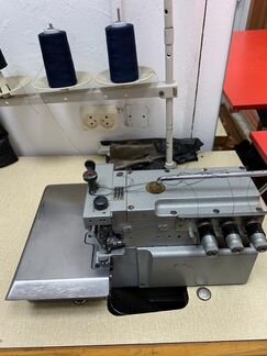 Профессиональная швейная машинка и оверлок