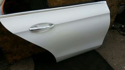 Задняя правая дверь белого цвета Mercedes w213