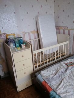 Детская кроватка с маятником и комодом