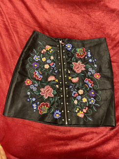 Юбка чёрная кожа с вышивкой Stradivarius M-L