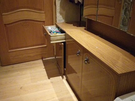 Трюмо- прихожая приличная